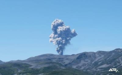 Курильский вулкан Эбеко выбросил пепел на высоту три километра
