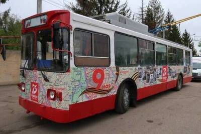 По Брянску начал курсировать троллейбус с патриотическим дизайном