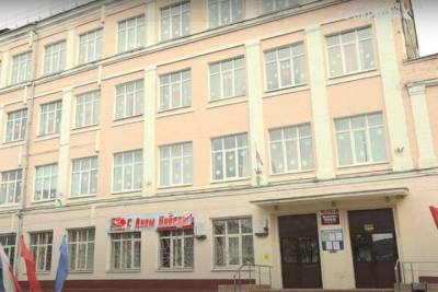 Школы Брянска украсили окна победной символикой