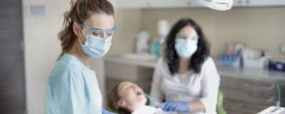 Стоматолог назвал частые ошибки в уходе за зубами