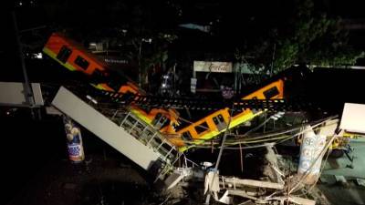 Видео с места обрушения метромоста с находившимся на нём поездом в Мексике