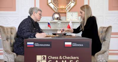 Россиянка Тансыккужина выиграла ЧМ по шашкам после скандала с флагом
