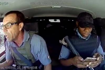 Водитель из ЮАР хладнокровно отбился от обстрела авто и стал звездой соцсетей