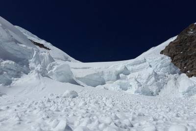 На месте схода лавины в Бурятии нашли погибших туристов