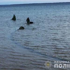 В Запорожской области поймали двух браконьеров, которые выловили рыбы и креветок на 15 тыс. грн. Фото