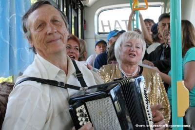 Артисты театра кукол «Гулливер» споют в автобусах
