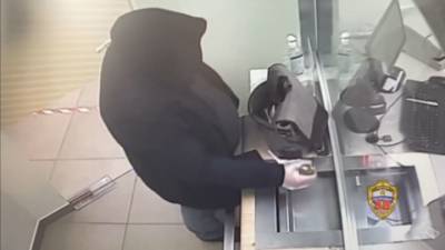 Кассирша московского банка не испугалась клиента с гранатой в руках