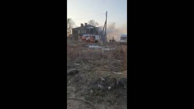 Из горящего в Южно-Сахалинске дома эвакуируют людей