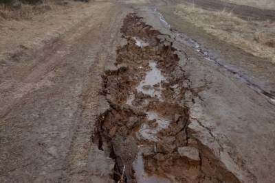 В Ярославской области пообещали восстановить размытую дорогу.