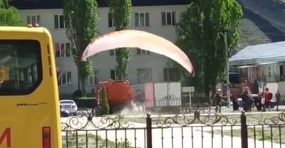 В Дагестане парапланерист влетел в цистерну при неудачном приземлении