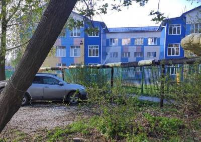 У детского сада на улице Гагарина прорвало теплотрассу
