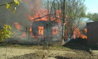 В Тюмени загорелся дом. Пламя пытались потушить с помощью экскаватора