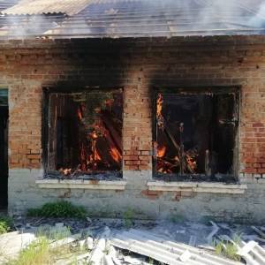 В Запорожской области ликвидировали пожар в заброшенном здании. Фото