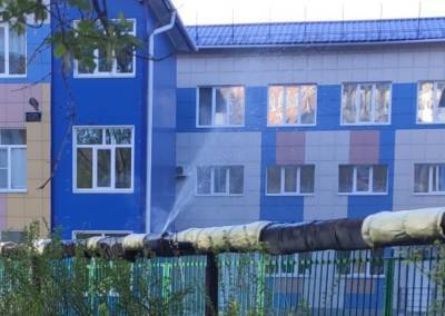Теплотрассу прорвало возле детсада на улице Гагарина