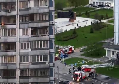 На западе Москвы из-за неаккуратно брошенного окурка сгорел балкон жилого дома