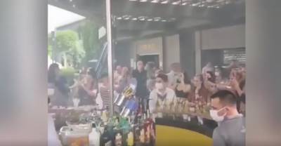 Украинцы без масок закатили пасхальную вечеринку в Турции и добились закрытия отеля