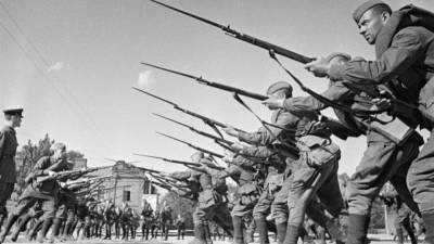 Уникальные кадры парада советских солдат в Берлине показали в Сети после реставрации