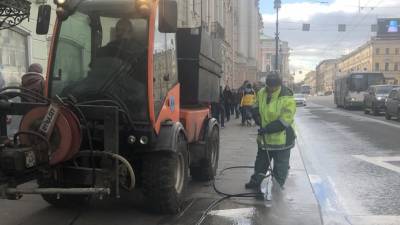 Уборкой улиц и парков Петербурга занято около 650 единиц техники и 1089 рабочих