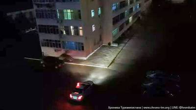 В Ашхабаде полиция приказала перепарковать машины со дворов на стоянки