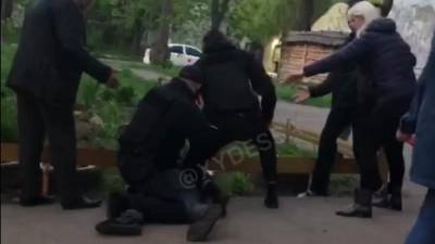 Из-за замечания о пьянстве: в Одессе нетрезвые мужчины набросились на ребенка – видео