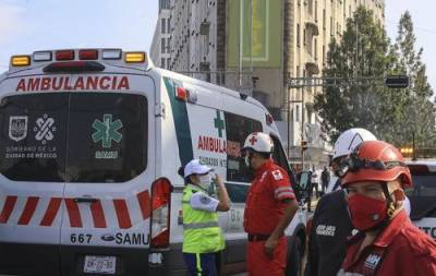 Тела четырех погибших при обрушении метромоста в Мехико остаются внутри вагона
