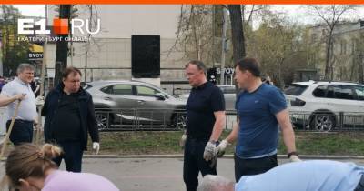 «Вообще всё загадили — решили восстановить»: в Екатеринбурге мэр и губернатор внезапно вышли делать клумбу в центре города