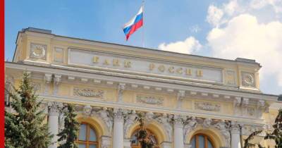 Новый всплеск COVID-19 и удар по экономике не исключили в Банке России