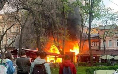 В Одессе горело здание ресторана и отеля: есть пострадавшие