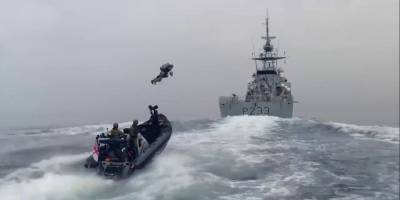 В сети показали на видео высадку британских морпехов на военный корабль с помощью ракетного ранца - ТЕЛЕГРАФ