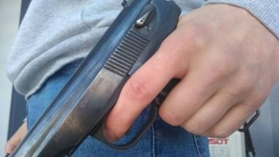 Житель Воронежа решил пострелять из пистолета по школьникам
