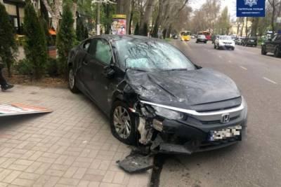В Одессе столкнулись иномарки: одну из них отбросило на пешехода
