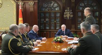 «Нагнетали настроения»: Лукашенко лишил званий более 80 силовиков