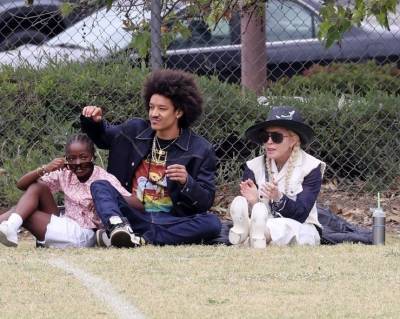 Мадонна з молодим бойфрендом прийшла підтримати сина на матчі з американського футболу