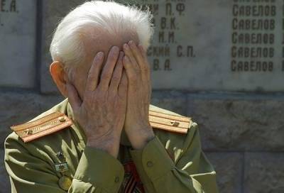 Грызи как хочешь: тюменский губернатор подарил на 9 мая ветерану «дубовый» пряник