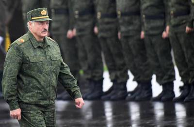 Лукашенко лишил званий 80 бывших силовиков