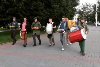 Костромские барабанщики вновь вышли на улицы, чтобы поднять настроение горожанам