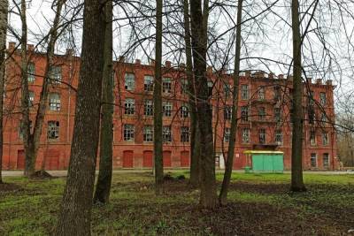 Жители города в Тверской области рассказали о мародерах в здании старинной фабрики
