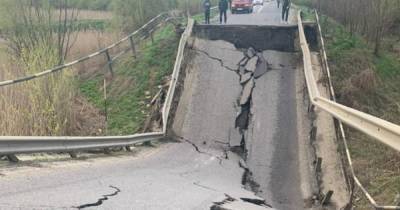 Обвалившийся мост во Львовской области просел еще на прошлой неделе, но движение не прекратили даже для фур