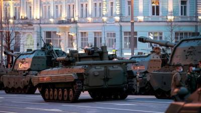 Видео: военная техника направилась к Красной площади для репетиции Парада Победы