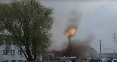 Взрыв с пожаром на заводе в литовской Клайпеде попал на видео