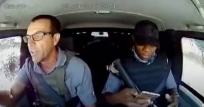В ЮАР водитель-инкассатор отбился от вооруженных грабителей и стал звездой соцсетей (видео)