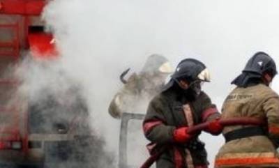 Пожарный вывел мужчину из горящего здания под Архангельском