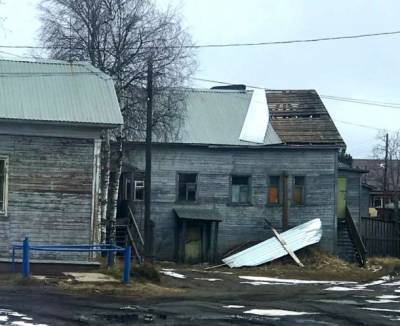 В Усть-Цильме восстановили поврежденную ветром крышу больницы