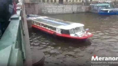 Теплоход врезался в опору Аничкова моста