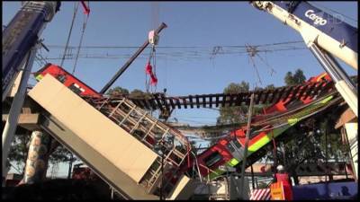 В столице Мексики на оживленное шоссе рухнул мост вместе с проезжавшим по нему поездом