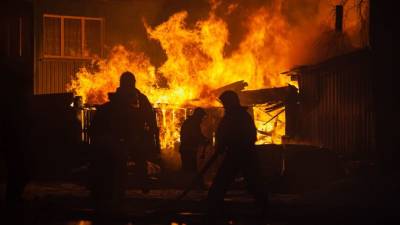 Двое подростков погибли при пожаре в многоэтажном доме в Тосно