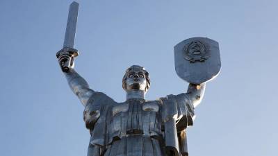 В Киеве захотели снять щит с гербом СССР со скульптуры «Родина-мать»