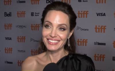 Анджелина Джоли приятно удивила внешностью в юные годы: "Пухлые губы, большие глаза и..."