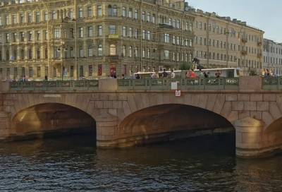 Теплоход врезался в опору Аничкова моста в Петербурге
