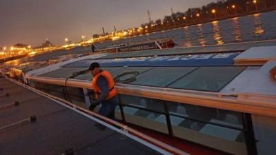 Момент столкновения прогулочного катера с опорой Аничкова моста в Петербурге попал на видео